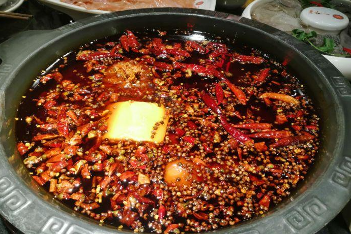 重庆老火锅店加盟费高吗？一斗鲜品火锅创业可靠吗